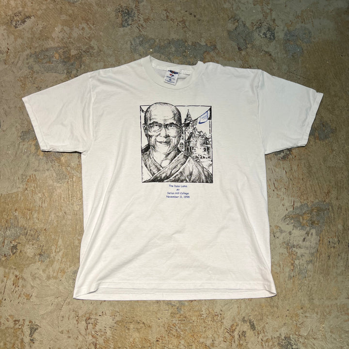 古着 USA製 98's ジャージーズ/ダライ・ラマ/セトンヒル大学にて/11月11日/ヴィンテージ シングルステッチプリントTシャツ/サイズXL