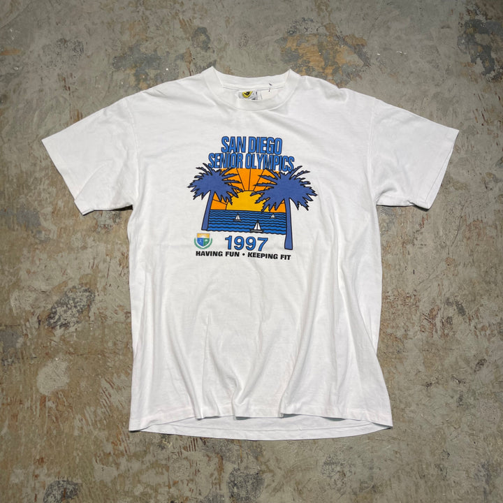 古着 90's USA製 USAVINTAGE / サンディエゴ・シニアオリンピック / 楽しむ・健康維持 / 1997年 / ヴィンテージ シングルステッチ プリントTシャツ / サイズL