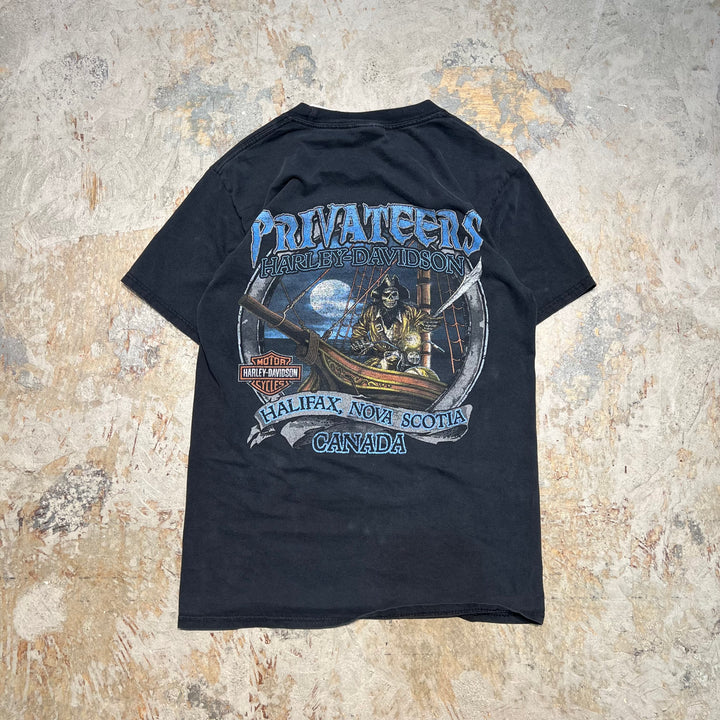 중고 의류 Harley-Davidson / Harley Davidson / Halifax, Nova Scotia, Canada / Privateer Captain / Printed T-Shirt / Size S