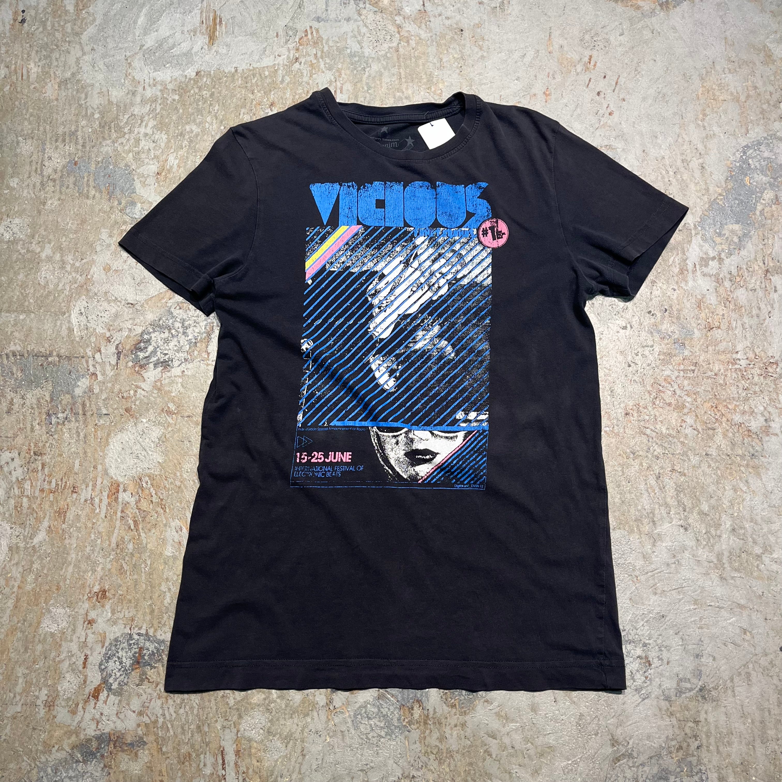 VaundyツアーTシャツ　黒M 赤く色変わります VaundyツアーTシャツ 黒M 赤く色変わります - メルカリ